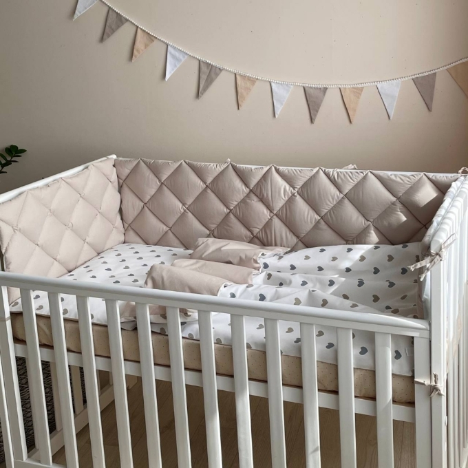 Set lenjerie de schimb pentru patut bebe 3 piese Inimioare bej-gri (2)